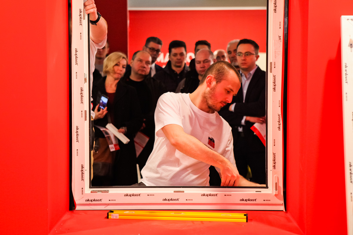 Publiczność z uwagą obserwuje fachowców przy pracy.